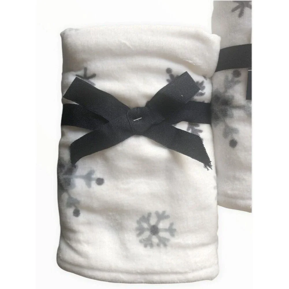 Tommy Hilfiger Christmas Hand Towels Set of 2 Bathroom Holiday White Snowflake
